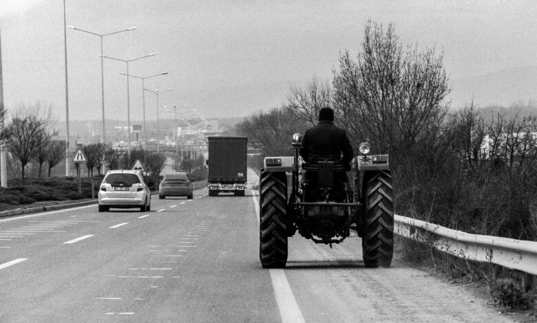 Trafik Jandarması, Tarım Bölgelerinde Güvenli Sürüş Eğitimi ve Reflektör Dağıtımı Yaptı Trafik Jandarması, Tarım Bölgelerinde Güvenli Sürüş Eğitimi ve Reflektör Dağıtımı Yaptı