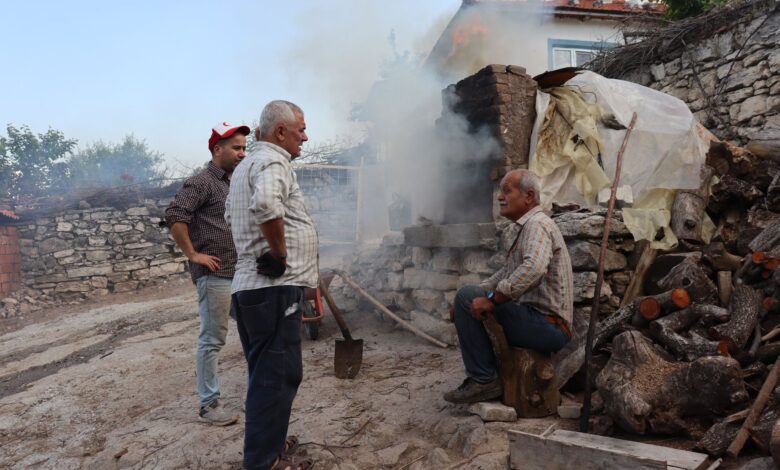 Manisa Kula'daki Tarım Yangınına Ekipler Hızla Müdahale Ediyor Manisa Kula'daki Tarım Yangınına Ekipler Hızla Müdahale Ediyor