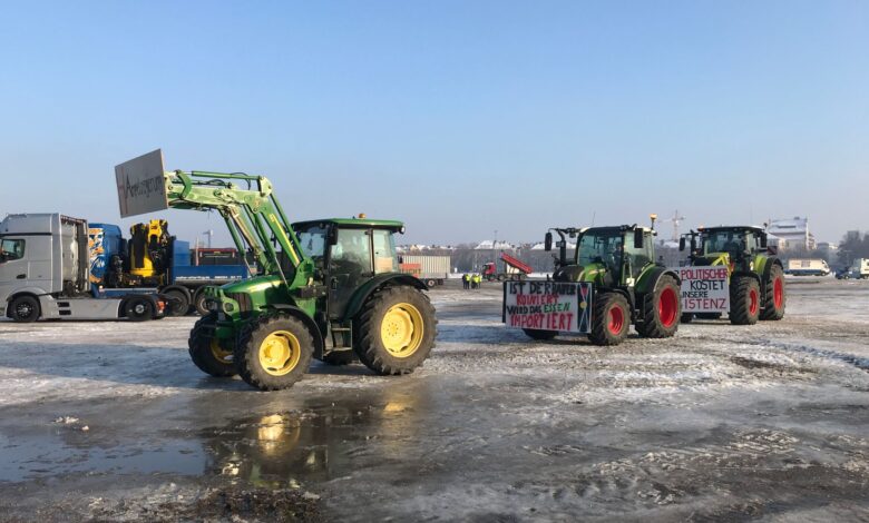 Kilis'te Traktör Sürücülerine Güvenli Tarım Eğitimi Verildi Kilis'te Traktör Sürücülerine Güvenli Tarım Eğitimi Verildi